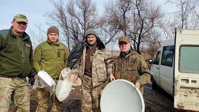 Волонтери з Тернопільщини та Хмельниччини передають допомогу військовим в зоні ООС Волонтери з Тернопільщини та Хмельниччини передають допомогу військовим в зоні ООС