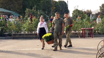 У Сватовому забіг починається після покладання квітів до стели пам'яті жителів міста, які загинули на Донбасі У Сватовому забіг починається після покладання квітів до стели пам'яті жителів міста, які загинули на Донбасі