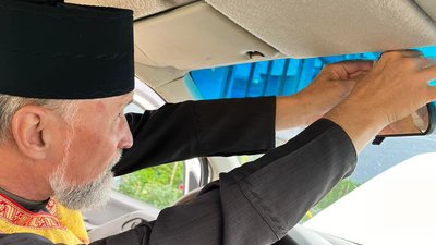 Житомирські священники відправляють на фронт автівку та збирають гроші ще на одну Житомирські священники відправляють на фронт автівку та збирають гроші ще на одну