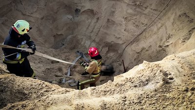 У селі Полянь Крупецької громади рятувальники вилучили з-під землі тіло чоловіка