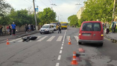 У Вінниці сталася ДТП за участю пʼяти автомобілів, мопеда та тролейбуса. Травмувалися троє людей У Вінниці сталася ДТП за участю пʼяти автомобілів, мопеда та тролейбуса. Травмувалися троє людей