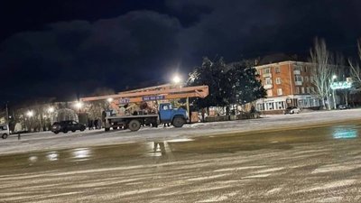 В Олександрії в центрі міста впала ялинка В Олександрії в центрі міста впала ялинка