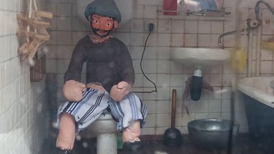 На Миколаївщині зі звичайної дірки у стіні мисткині зробили зробили арт-об'єкт На Миколаївщині зі звичайної дірки у стіні мисткині зробили зробили арт-об'єкт
