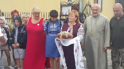На Херсонщині зустрілися 25 родин загиблих бійців. Приїхали з усієї України до Скадовська