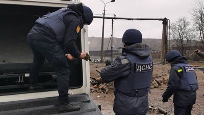 На території меткомбінату в Маріуполі знайшли 19 снарядів та мін. ФОТО На території меткомбінату в Маріуполі знайшли 19 снарядів та мін. ФОТО