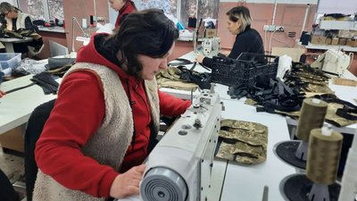 У Тернополі на швейному підприємстві почали шити жилети У Тернополі на швейному підприємстві почали шити жилети