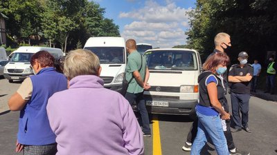 На Тернопільщині підприємці перекрили дорогу На Тернопільщині підприємці перекрили дорогу
