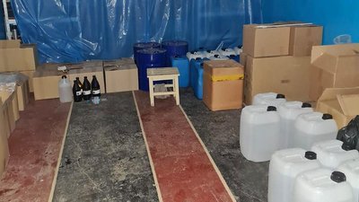 На Київщині поліція затримала чоловіків, які обладнали нарколабораторію На Київщині поліція затримала чоловіків, які обладнали нарколабораторію