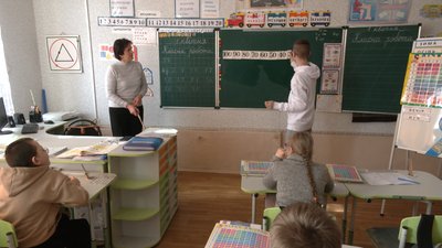 Вчителька проводить урок із дітьми з особливими освітніми потребами