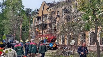 Російська ракета поцілила в житловий будинок в Запоріжжі. Постраждало 9 людей, мешканці ночували в автобусі Російська ракета поцілила в житловий будинок в Запоріжжі. Постраждало 9 людей, мешканці ночували в автобусі