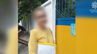 В Одесі патрульна поліція затримала трьох людей, яких підозрюють у співпраці з Росією. В Одесі патрульна поліція затримала трьох людей, яких підозрюють у співпраці з Росією.