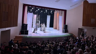В Ужгороді вимушені переселенці зіграли виставу "Король Лір" В Ужгороді вимушені переселенці зіграли виставу "Король Лір"