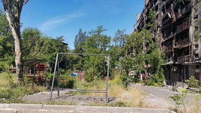 Окупанти вивозять з Маріуполя вцілілий транспорт, дитячі майданчики та медтехніку