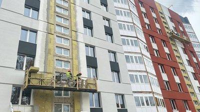 Будівельники ремонтують будинок у Харкові