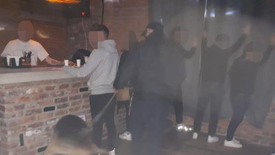 У Луцьку нічний клуб порушував карантин: затримали відвідувачів з наркотиками