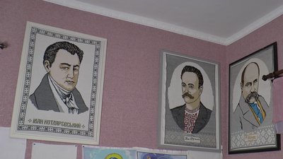 Портрети письменників, які вишила Людмила Демченко