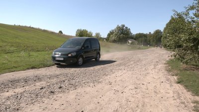 Тридцять років не ремонтували сільську дорогу: на Волині погрожують перекривати шлях вантажівкам