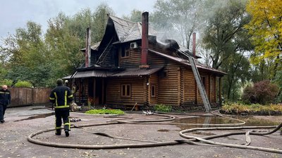 У передмісті Чернігова горить банно-оздоровчий комплекс У передмісті Чернігова горить банно-оздоровчий комплекс