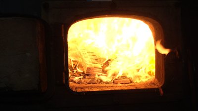 У Рівному спалили конфісковані цигарки на 300 тисяч гривень. Як це було