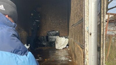 На Закарпатті з автомобіля правоохоронці вилучили 5000 пачок сигарет без акцизних марок На Закарпатті з автомобіля правоохоронці вилучили 5000 пачок сигарет без акцизних марок
