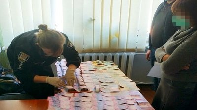Директора районного центру соцслужб на Луганщині затримали на хабарі. ФОТО