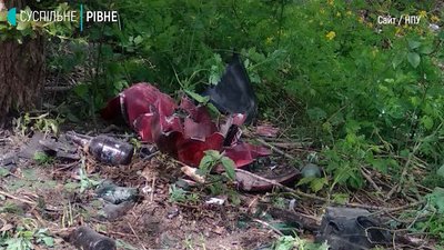 Їзда без шолома: на Рівненщині мотоцикліст влетів у дерево і травмував голову