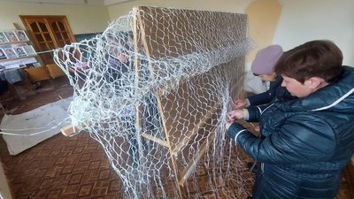 У Липовій Долині на Сумщині волонтерки шиють плитоноски та допомагають армії