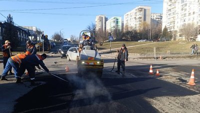 Ремонт дороги методом укладання гарячого асфальту у Львові