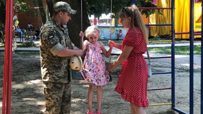 "Приїдемо до тебе через усю країну", — прикордонник з Луганщини зустрівся з сім’єю в Ужгороді