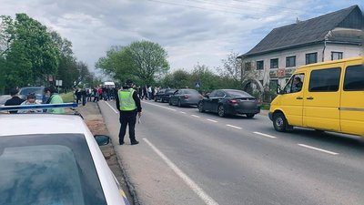 Перекривали дорогу: на Франківщині люди протестують проти будівництва свиноферми Перекривали дорогу: на Франківщині люди протестують проти будівництва свиноферми