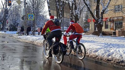 У Кривому Розі відбувся доброчинний велопробіг Дідів Морозів – фоторепортаж