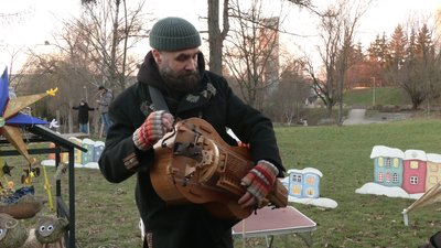 У Рівному показали тіньовий вертеп і колядували під ліру, щоб допомогти ЗСУ