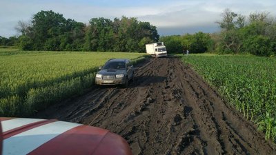 Дніпропетровщина після рясних дощів: застряглий транспорт, повалені дерева, провалений асфальт