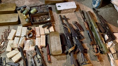 Зброя, збут, автомати Калашникова, набої, підозрювані
