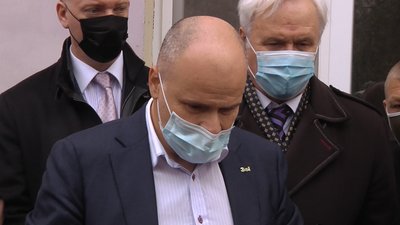 В Одесі пацієнти зібралися під одним з медзакладів, аби поскаржитися урядовцям на лікарів та умови В Одесі пацієнти зібралися під одним з медзакладів, аби поскаржитися урядовцям на лікарів та умови
