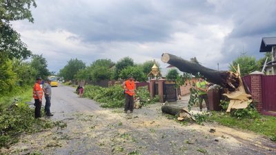 В Івано-Франківській громаді буревій зірвав дах з будівлі. П'ять сіл області без електроенергії