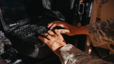 Ветеран перед ноутбуком