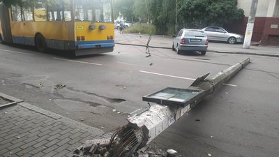 На одній з вулиць Житомира впала опора, яка перегородила проїжджу частину (ФОТО) На одній з вулиць Житомира впала опора, яка перегородила проїжджу частину (ФОТО)