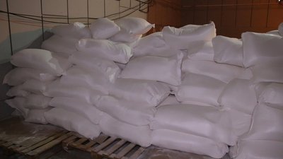 Цукор, олія, макарони: у Вінниці видають продуктові набори для переселенців Цукор, олія, макарони: у Вінниці видають продуктові набори для переселенців