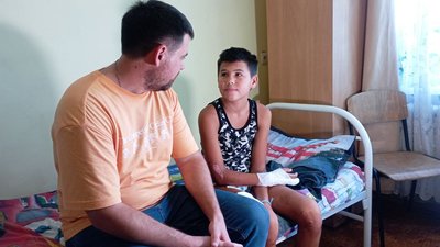 Прогнози на повне одужання – позитивні. У Дніпрі з лікарні виписують хлопчика, пораненого через вибух гранати