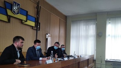 У Тернополі майже сто працівників лікарні пікетували біля райради У Тернополі майже сто працівників лікарні пікетували біля райради