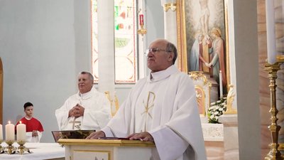 "Якщо я люблю народ, маю вивчити його мову", — німецький священник Йозеф Трунк, який 28 років живе на Закарпатті "Якщо я люблю народ, маю вивчити його мову", — німецький священник Йозеф Трунк, який 28 років живе на Закарпатті
