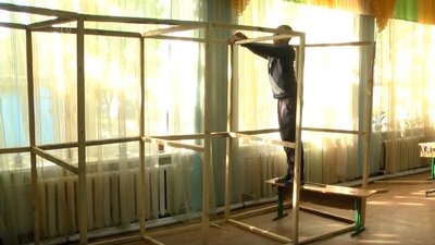 Учні - на канікули, в школах облаштовують дільниці. Як Херсон готується до місцевих виборів Учні - на канікули, в школах облаштовують дільниці. Як Херсон готується до місцевих виборів