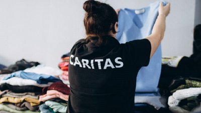 Пункти видачі гумдопомоги, шелтери і дитячий простір. Як "Карітас Коломия" допомагає переселенцям Пункти видачі гумдопомоги, шелтери і дитячий простір. Як "Карітас Коломия" допомагає переселенцям
