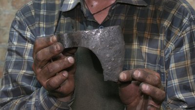 Запорізький військовий виковує сокири і дримби зі знищеної ворожої техніки