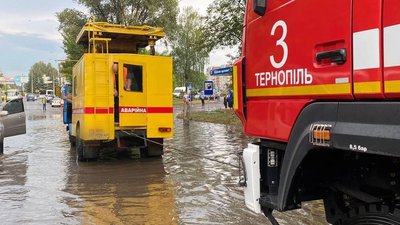 У Тернополі під час негоди повалило дерева та залило вулиці У Тернополі під час негоди повалило дерева та залило вулиці