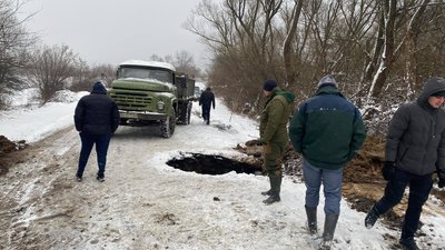 Через підмивання ґрунтовими водами на Закарпатті обвалилася частина дороги