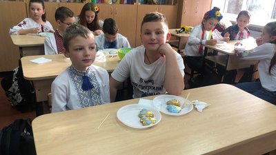 "Наші маленькі сердечка зігріють їхні великі серця". В Ужгороді діти розмальовували пряники для військових на фронті "Наші маленькі сердечка зігріють їхні великі серця". В Ужгороді діти розмальовували пряники для військових на фронті