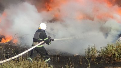 Рятувальники Миколаївщини протягом доби загасили вісім пожеж, дві з них сталися через обстріли