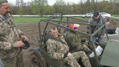 Криворізькі волонтери спеціально для військових спроєктували та виготовили модель швидкісної автівки
